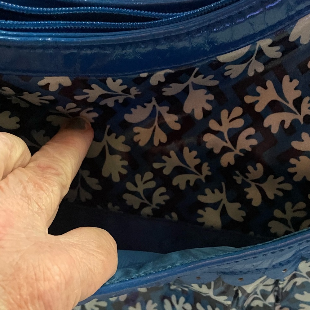 ⛄️ VERA BRADLEY. $10 with bundle!!FRILL PURSE-SHOULDER BAG ⛄️ - Picture 3 of 8
